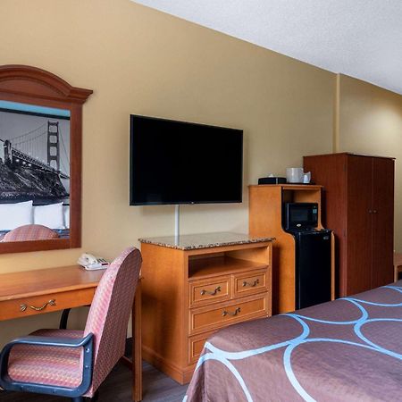 Super 8 By Wyndham Salisbury Hotell Eksteriør bilde