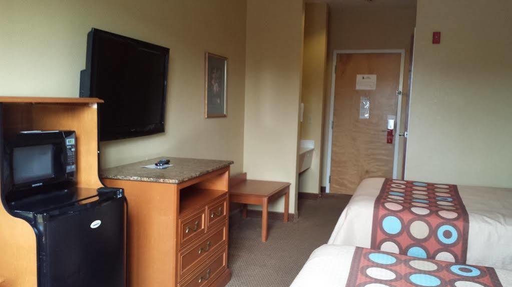 Super 8 By Wyndham Salisbury Hotell Eksteriør bilde